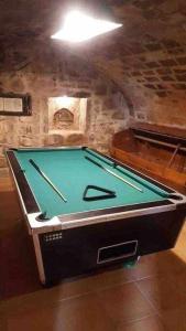 Biliardový stôl v ubytovaní Masia Mas d'en Bosch Casa Rural Baronia de Rialb