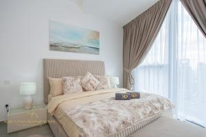 een slaapkamer met een bed en een groot raam bij Marco Polo - Stunning 2 BR With Marina Views, Huge Pool & Gym in Dubai