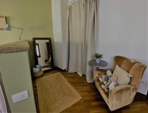 ein Wohnzimmer mit einem Sofa und einem Tisch in der Unterkunft Il Molo Di Hotel Villa Aurora in Lezzeno