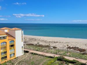 - un balcon offrant une vue sur la plage dans l'établissement Vue mer exceptionnelle, au Barcarès