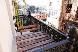 una escalera de madera con un banco en el balcón en Royal Pera Taksim, en Estambul