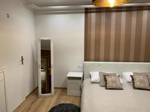 1 dormitorio con cama y espejo en Apartma Eli, en Bled