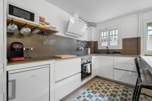 A kitchen or kitchenette at Kaixo
