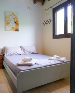 una camera da letto con un letto e asciugamani di Beachhouse Kokkinos Pyrgos a Kokkinos Pirgos