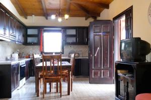 Köök või kööginurk majutusasutuses Beachhouse Kokkinos Pyrgos