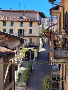 an empty street in a city with buildings at La Rosa del lago in Stresa