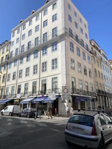 リスボンにあるOlivier Premium Apartments - Downtown Lisbonの白い大きな建物