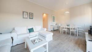 uma sala de estar com um sofá branco e uma mesa em TarracoHomes, TH37 Apartamento Sant Agusti em Tarragona