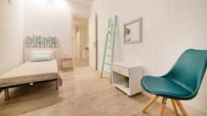 um quarto com uma cama, uma cadeira e uma secretária em TarracoHomes, TH37 Apartamento Sant Agusti em Tarragona