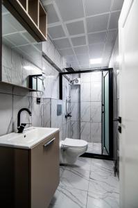 een badkamer met een toilet, een wastafel en een douche bij Naif Bey Hotel in Istanbul