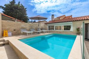 Bazén v ubytovaní Studio PUNAT LIVING with common pool alebo v jeho blízkosti
