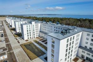 una vista aérea de una ciudad con edificios blancos en Strandresidenzen Strandresidenzen Haus Dänholm 3 3, en Binz