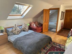 ein Schlafzimmer mit einem Bett, einem Sofa und einem Fenster in der Unterkunft Royal Hillsborough Rural Retreat Siren Stays in Hillsborough