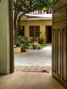 Foto de la galeria de The Melo pomelo courtyard. ( Right in between Thamel and basantapur durbar square) a Katmandú