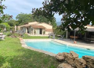 mały basen przed domem w obiekcie Villa Familiale piscine, spa, entre Cannes et Nice w mieście Châteauneuf