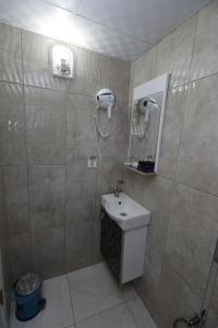 Ein Badezimmer in der Unterkunft KAYA SUİT OTEL