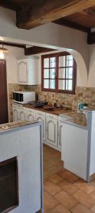 een keuken met witte kasten en een aanrecht bij Casa Ludese in Salernes