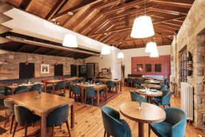 Reštaurácia alebo iné gastronomické zariadenie v ubytovaní Aristi Mountain Resort
