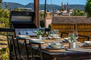 - une table avec des verres à vin et un barbecue sur la terrasse dans l'établissement Casa Martin, à Calvià