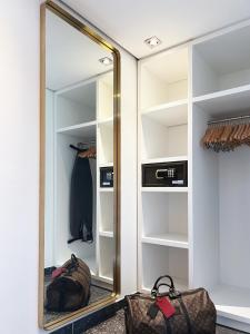 un grande specchio in una cabina armadio di AvidonApartments a Dusseldorf