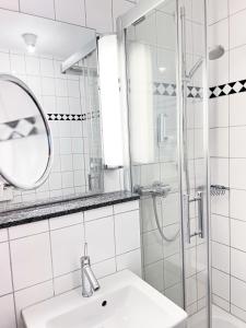 uma casa de banho com um lavatório e um chuveiro em AvidonApartments em Dusseldorf