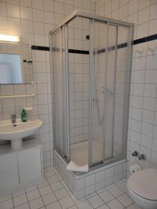 ein Bad mit einer Dusche, einem WC und einem Waschbecken in der Unterkunft Haus "Beuth" in Bad Elster