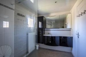 a bathroom with a sink and a mirror at Le Cottage - circuit Bugatti - wifi - 8pers - Rêve au Mans in Le Mans +10 photos