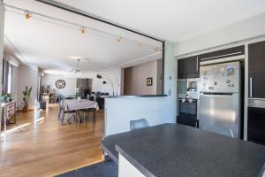 an open kitchen and living room with a dining room at Le Cottage - circuit Bugatti - wifi - 8pers - Rêve au Mans in Le Mans