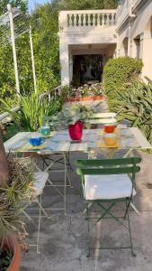 een tafel met stoelen en planten op een patio bij Pergolato junior in Sanremo