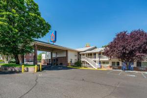 an empty parking lot in front of a hotel at Motel 6 Clarkston WA in Clarkston