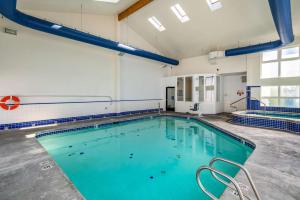 una piscina en un gimnasio con agua azul en Motel 6 Clarkston WA en Clarkston