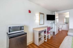 a small apartment with a desk and a microwave at Motel 6 Clarkston WA in Clarkston