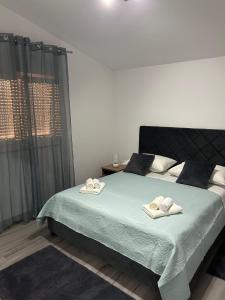 um quarto com uma cama com duas toalhas em Apartment Marko with a beautiful view of the sea em Kaštel Sućurac