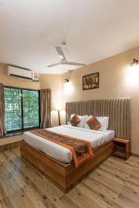 a bedroom with a large bed in a room at Olive Resort - Sillari Pench in Silāri