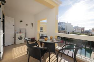 阿爾維的住宿－Casa Mateus，公寓顶层的阳台配有桌椅。