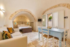 Masseria Macchia في سيغلي ميسابيكا: غرفة معيشة مع طاولة زرقاء وأريكة