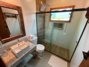 een badkamer met een wastafel, een toilet en een douche bij Hotel Fazenda Minha Glória in Bom Jardim