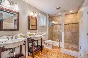 Un baño con dos lavabos y una ducha y un inodoro. en Borrowed Thyme, en Saugatuck 26 fotos más