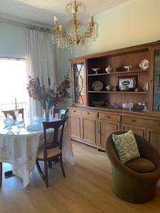 uma sala de jantar com uma mesa e um lustre em Irini's House em Arménoi