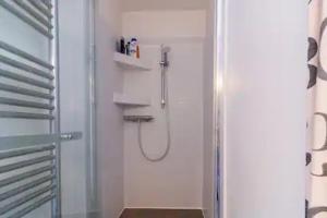 Kúpeľňa v ubytovaní Le Suffren-Eiffel Appartement + 20 fotografií