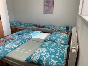 Posteľ alebo postele v izbe v ubytovaní Pension Sara