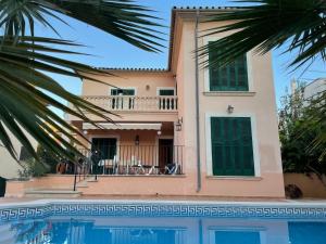 a house with a pool in front of it at Can Jaume Ferienhaus an der Playa de Palma mit Pool in Palma de Mallorca