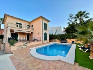 a house with a swimming pool in the yard at Can Jaume Ferienhaus an der Playa de Palma mit Pool in Palma de Mallorca