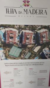 un cartel de un hotel con un mapa de un edificio en Ilha da Madeira Resort Riviera de São Lourenço SP, en Bertioga