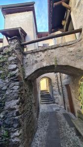un edificio de piedra con una escalera que conduce a una puerta en Spacious house in village center with a view, en Ronco sopra Ascona