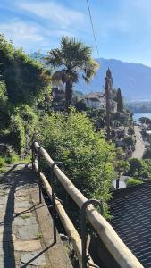 una barandilla en una colina con vistas al océano en Spacious house in village center with a view, en Ronco sopra Ascona