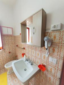 łazienka z umywalką i lustrem w obiekcie Margherita house sorrento w mieście Vico Equense +26 zdjęć