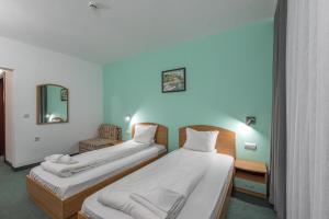 A bed or beds in a room at Hotel Iceberg Bansko