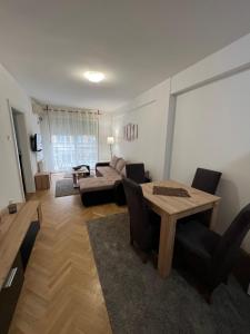 un soggiorno con un divano e un tavolo di Apartment Dostojevski a Novi Sad