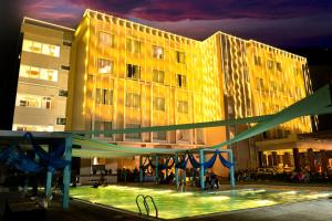 - un grand bâtiment avec une aire de jeux en face dans l'établissement Clarks Resort Birgunj, à Bīrganj
